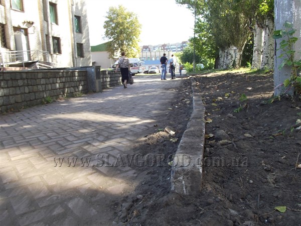 Схалтурить не получилось:  руководство Славянска недовольно тем, как водоканал восстанавливает тротуары на месте  своих раскопок