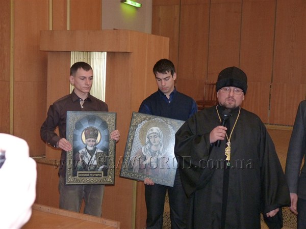 Гранитные  иконы от города побратима Коростеня секретарь городского совета Олег Зонтов подарил украинским церквям
