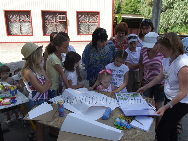 В центральном парке Славянска малыши помогали взрослым "спроектировать" детскую площадку