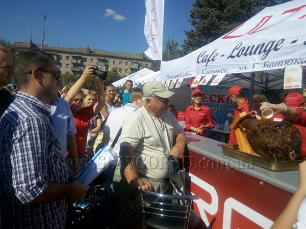 В Славянске в День города на Соборной площади прошел фестиваль мяса