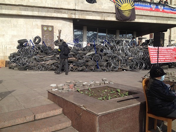 Возле Донецкой облгосадминистрации за ночь укрепили баррикаду и поменяли флаг (ФОТО)