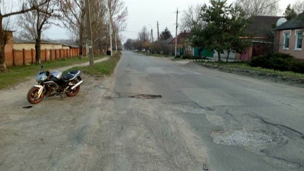 Прокатился с ветерком: в Славянске 19-летний пассажир мотоцикла на ходу потерял сознание, что привело к аварии  