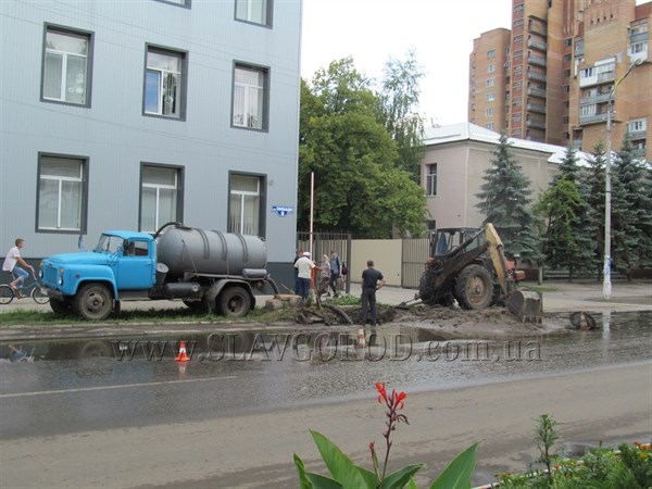 Центр Славянска снова залило водопроводной водой