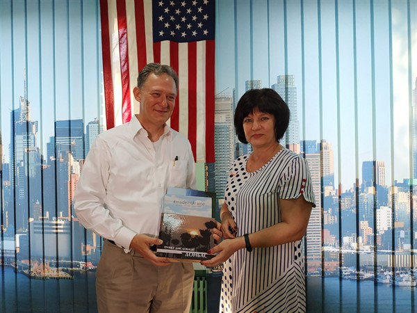 Американский дипломат посетил библиотеку Славянска