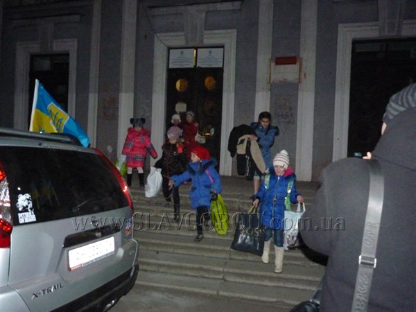 Славянские дети собрали для своих сверстников  теплые вещи, игрушки и отвезли их в волонтерский центр