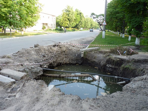 В Славянске авария на водопроводе по улице Коммунаров может повториться в любой момент 