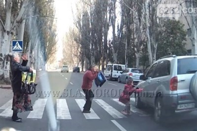 Сотрудники ГАИ Славянска установили водителя джипа, который едва не сбил ребенка на пешеходном переходе