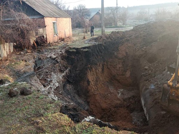 Спасатели из облуправления помогают в ликвидации аварии в Славянске