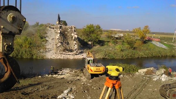 Ремонт взорванного моста в Славянске в разгаре, строители начали установку свай 