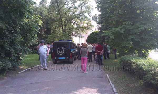 В Славянске активисты пытались снести памятник Артему