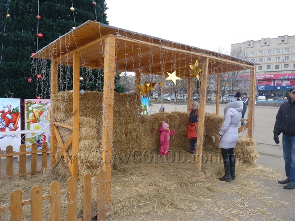 На центральной площади Славянска появилась рождественская шопка – макет, изображающий вифлеемский хлев в ночь Рождества Христова