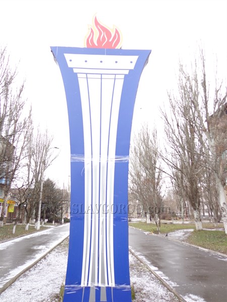 В Славянске по Аллее Славы прогуливались вандалы. В результате, пострадал световой факел