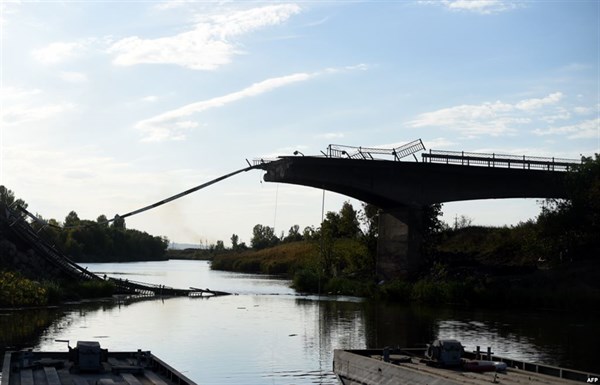 Джип Гранд Чероки слетел с разрушенного моста под Славянском