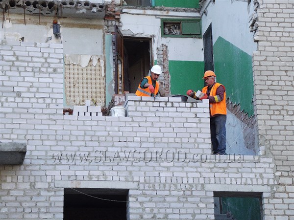 В Славянске восстановление разрушенной пятиэтажки идет усиленными темпами