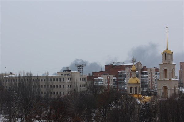 В Славянске утром загорелось здание бывшего масложиркомбината 