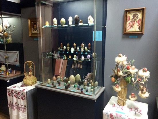 В краеведческом музее Славянска открылась выставка «Народные традиции. Пасхальные праздники». 