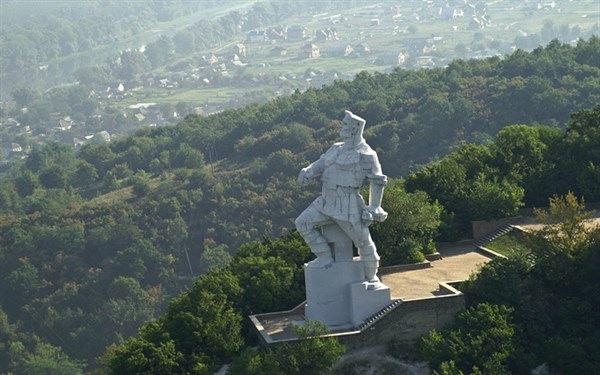 Для реставрации памятника Артему в Святогорске выделили из бюджета области почти 400 тыс. гривен