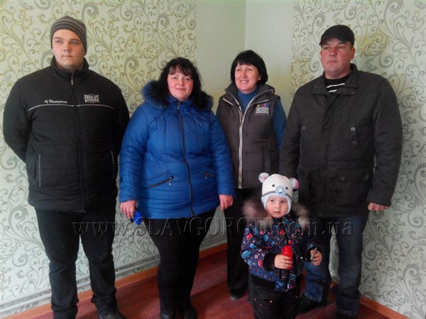 Очередная семья из Славянска въехала в восстановленный дом, пострадавший в ходе боевых действий
