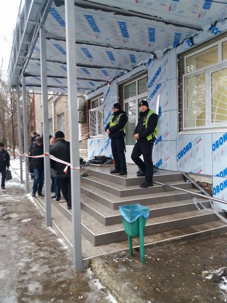 В Славянске оцеплено два здания суда. Полиция проверяет сообщение о заминировании 