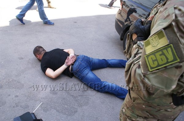 CБУшники задержали четыре полицейских, которые требовали 1500 долларов с жителя Николаевки 