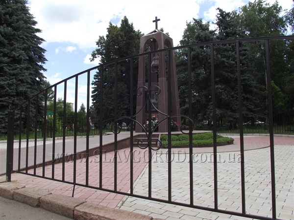 В Славянске оградили памятник Чернобыльской Славы