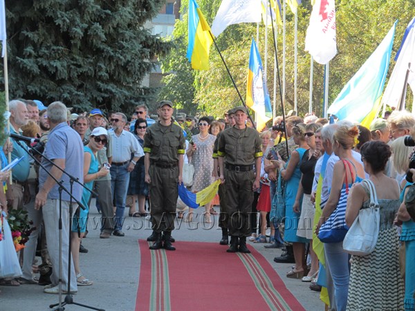 Флаг из Винницы, награды военным, волонтерам и выступление нардепа Ляшко: в Славянске празднование годовщины освобождения началось с митинга