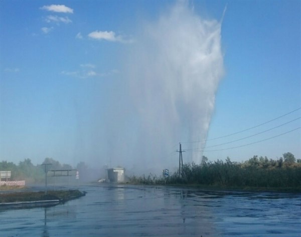 В Славянске на блокпосту образовался 15 метровый фонтан питьевой воды (Фото) 