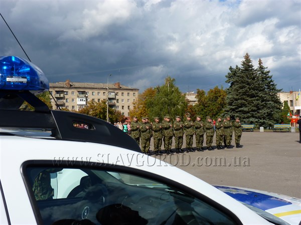 В Славянске министр МВД Арсен Аваков вручил полсотни автомобилей полицейским области