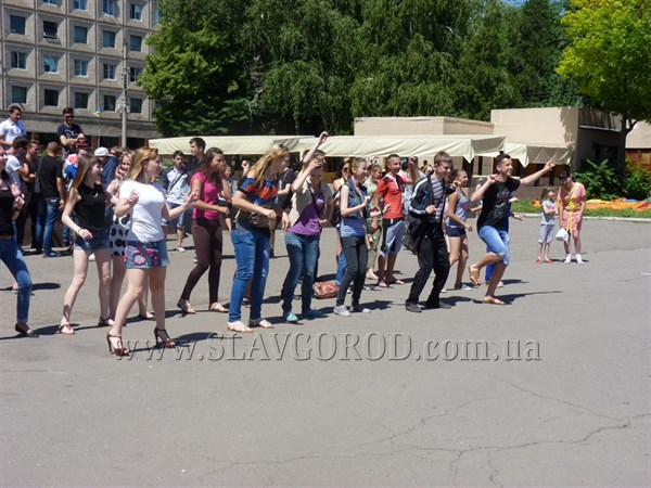 В Славянске на центральной площади состоялся флешмоб «За здоровый образ жизни»