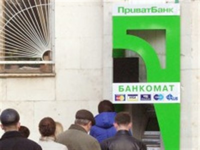 Жители Славянска в панике снимают деньги в банкоматах. Слухи о дефолте разлетаются со скоростью света