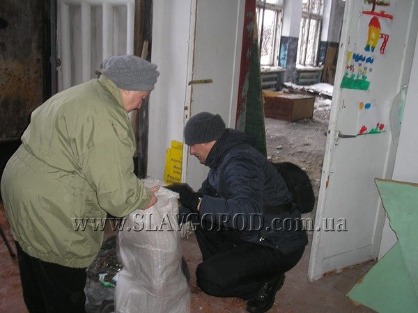 Жители поселка Семеновка в Славянске снова выйдут на субботник, чтобы продолжить уборку в пострадавшем клубе