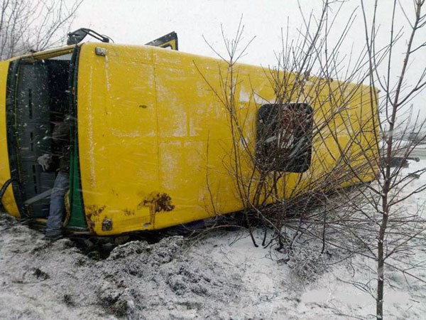 Подробности ДТП на трассе возле Славянска: после удара автобус сошел с дорогии перевернулся на бок