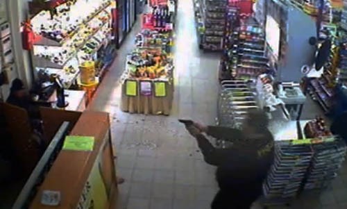 В супермаркете Славянска пьяные дебоширы приставали к покупателям и угрожали пистолетом охраннику