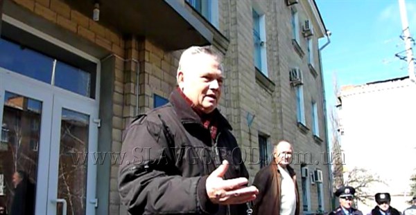 «Наше оружие - это слово»: депутат Славянской районной государственной администрации Станислав Дьяченко призывает народ не отсиживаться на кухне