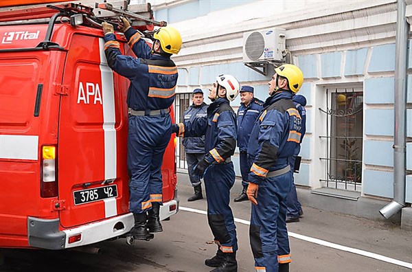 Ночью спасатели вынесли во время пожара мужчину – владельца квартиры на улице Свободы 