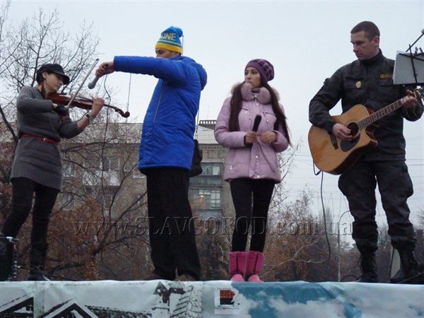 Преподаватель львовской филармонии и представитель национальной гвардии исполнили гимн Украины на Центральной площади Славянска