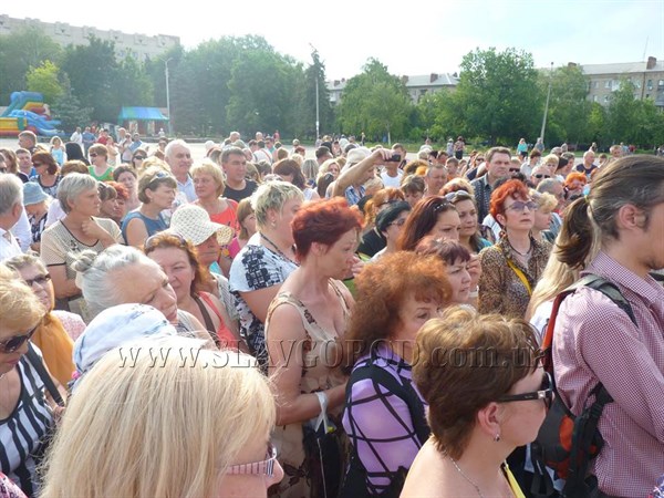 «Наш город мы не оставим и не покинем свои дома»: на площади Славянска состоялась информационная встреча жителей города и представителей общественности 