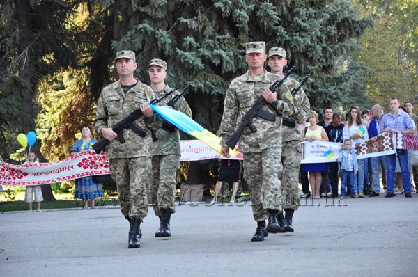 В Славянске отпраздновали День государственного флага. Во время торжественного митинга подняли знамя Украины и Евросоюза
