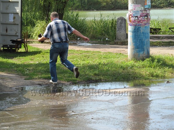 Центр Славянска затопило: коммунальники ликвидировали аварию в подвале жилого дома