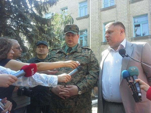 Губернатор Харькова  Игорь Балута посетил Славянск, чтобы передать «гуманитарку» для бойцов спецроты Харьков-2, которые обеспечивают порядок в городе