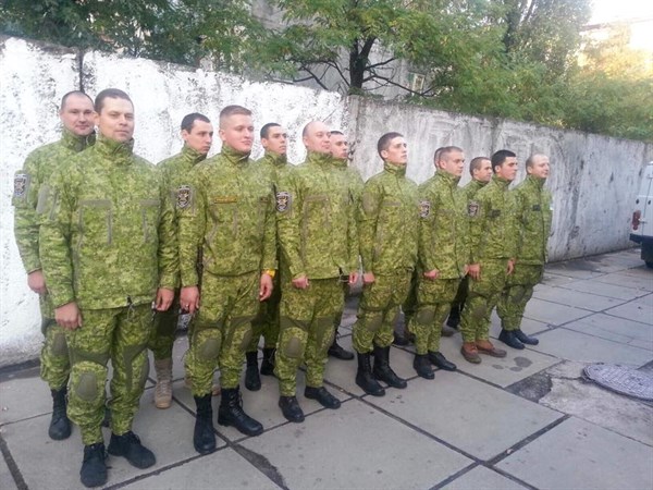 Бдительные жители Славянска заметили в городе вооруженных людей в «неопознанной» военной форме. 