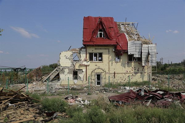 Жители Славянска, у которых в ходе боевых действий было полностью разрушено жилье, могут оформлять справки переселенцев 