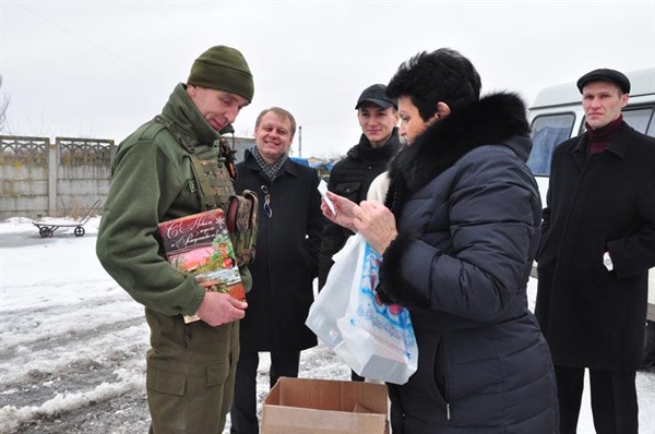 Военнослужащим на блокпостах возле Славянска привезли подарки не от Деда Мороза 