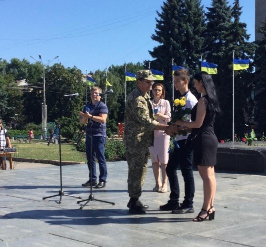 В Славянске орденом мужества посмертно награжден украинский воин. Награда передана его сыну 