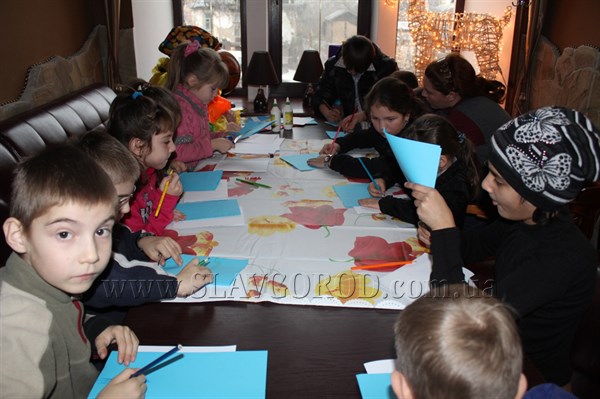 Студенческий театр «7 этаж» подарил детям «Рождество в Нарнии». В Славянске проходят утренники для детей из социально незащищенных семей. (ВИДЕО)