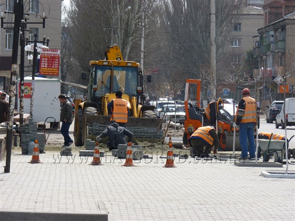В Славянске продолжается ремонт тротуаров по улице Свободы
