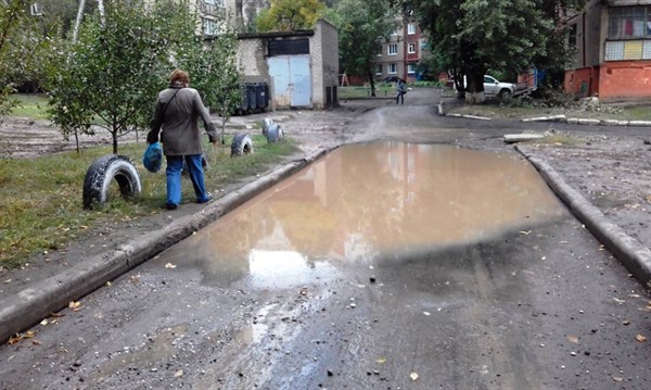 В Славянске дождь показал качество ремонта внутридворовых дорог