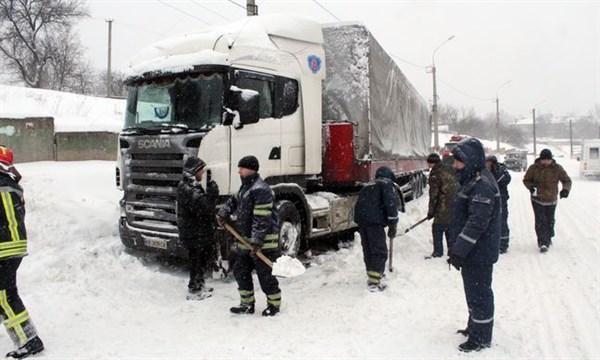 Заснеженный город: Славянск в 15 фотографиях по итогам борьбы со снегопадом 23 января 