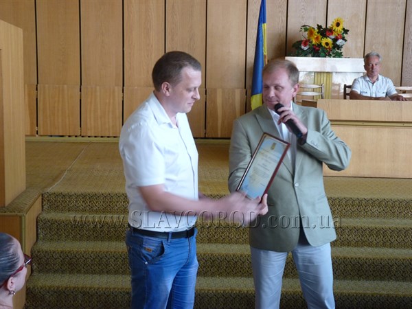 Министр Молодежи и Спорта Украины Игорь Жданов  отметил почетной грамотой славянского коллегу Александра Мищенко  