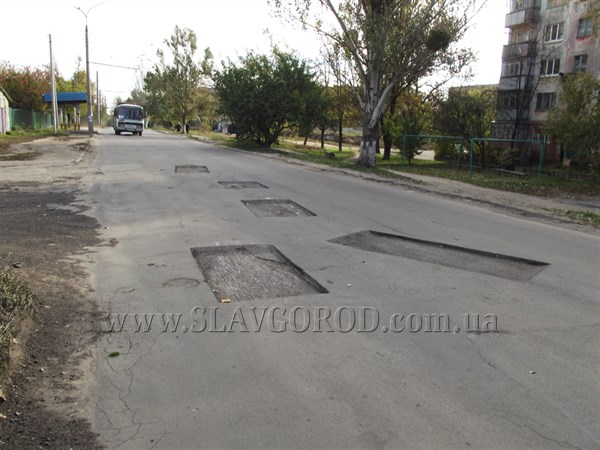 В Славянске продолжается ремонт дорог 